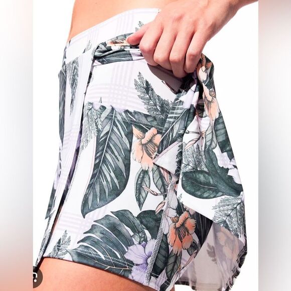 NWT EleVen Venus Williams White Tropical Uplift Skort Tennis Golf - Size Medium - Picture 2 of 8